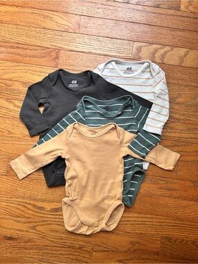 Set of 4 long sleeve bodysuits